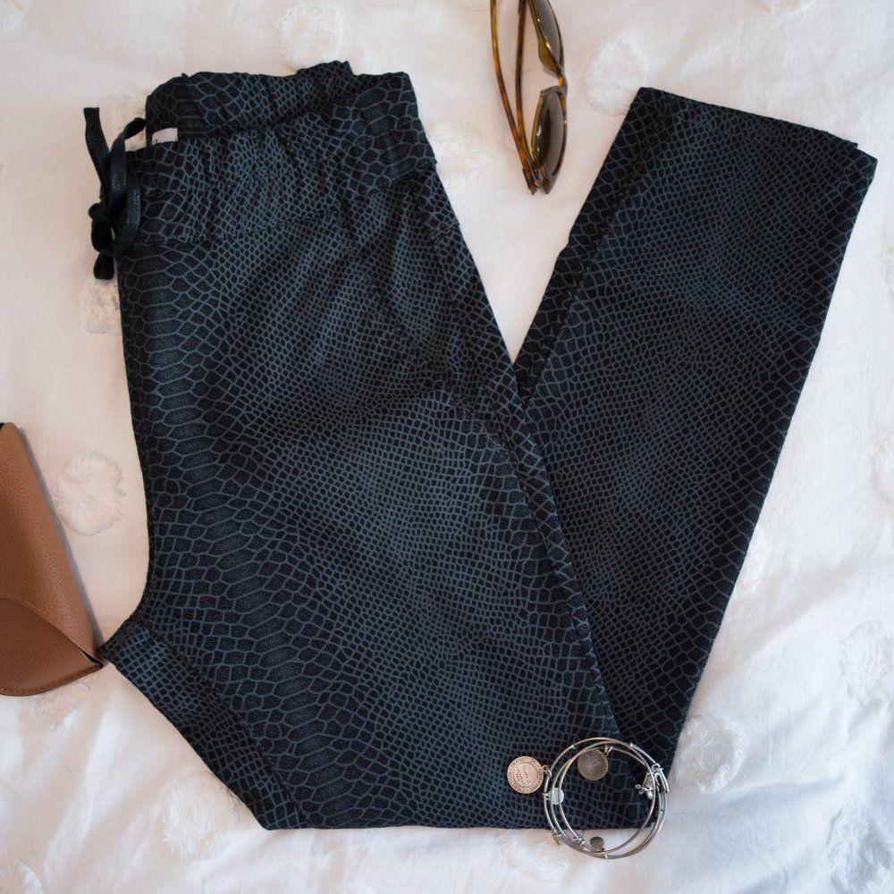 Bevy Flog Shely Drawstring Snake Print Pant